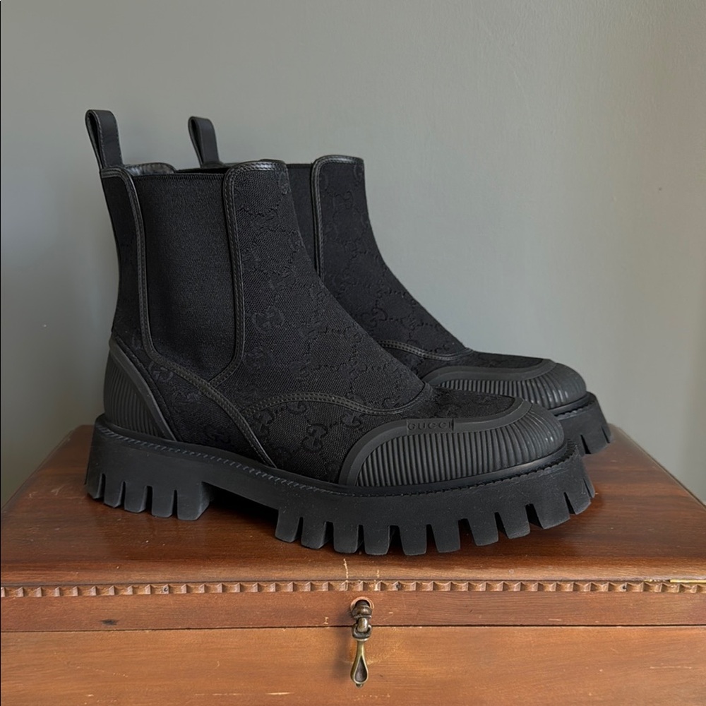 Gucci Black Textured Chelsea Boots